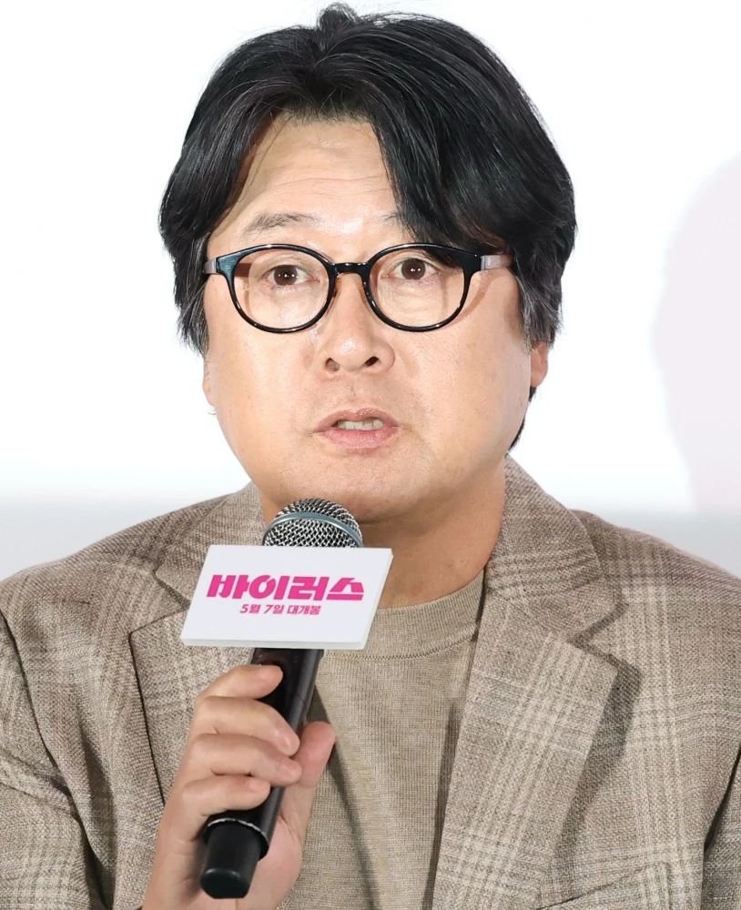 배우 김윤석이 2025년 4월 28일 서울 용산구 CGV 용산아이파크몰에서 열린 영화 '바이러스' VIP 시사회에 참석해 인사말을 하고 있다. / 뉴스1