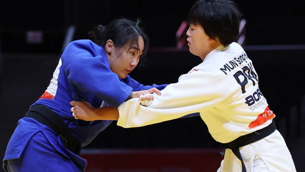 대한민국 김혜미가 1일 일본 아이치 인터내셔널 아레나에서 열린 2026 아이치·나고야 아시안게임 유도 여자 70kg급 16강전에서 북한 문성희와 맞대결을 펼치고 있다 / 뉴스1