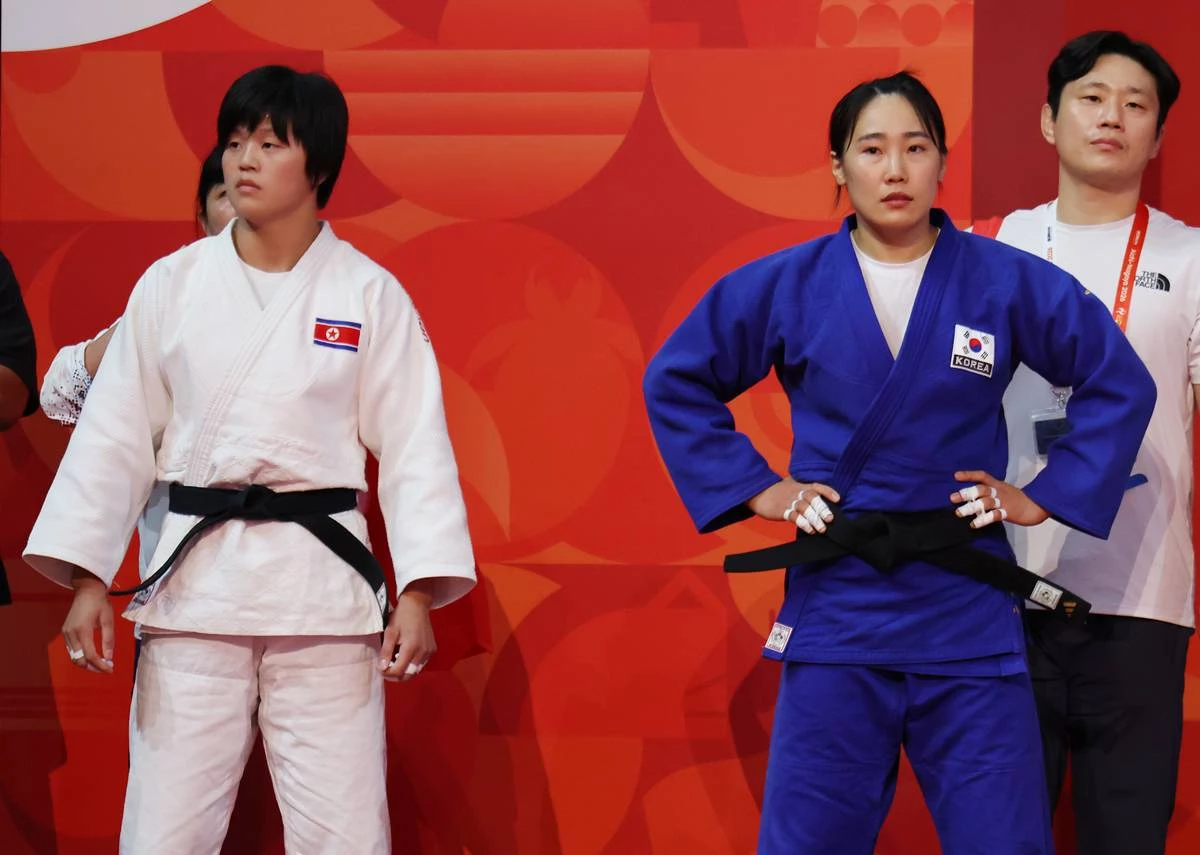 대한민국 김혜미(오른쪽)과 북한 문성희가 1일 일본 아이치 인터내셔널 아레나에서 열린 2026 아이치·나고야 아시안게임 유도 여자 70kg급 16강전에서 경기를 앞두고 준비하고 있다 / 뉴스1