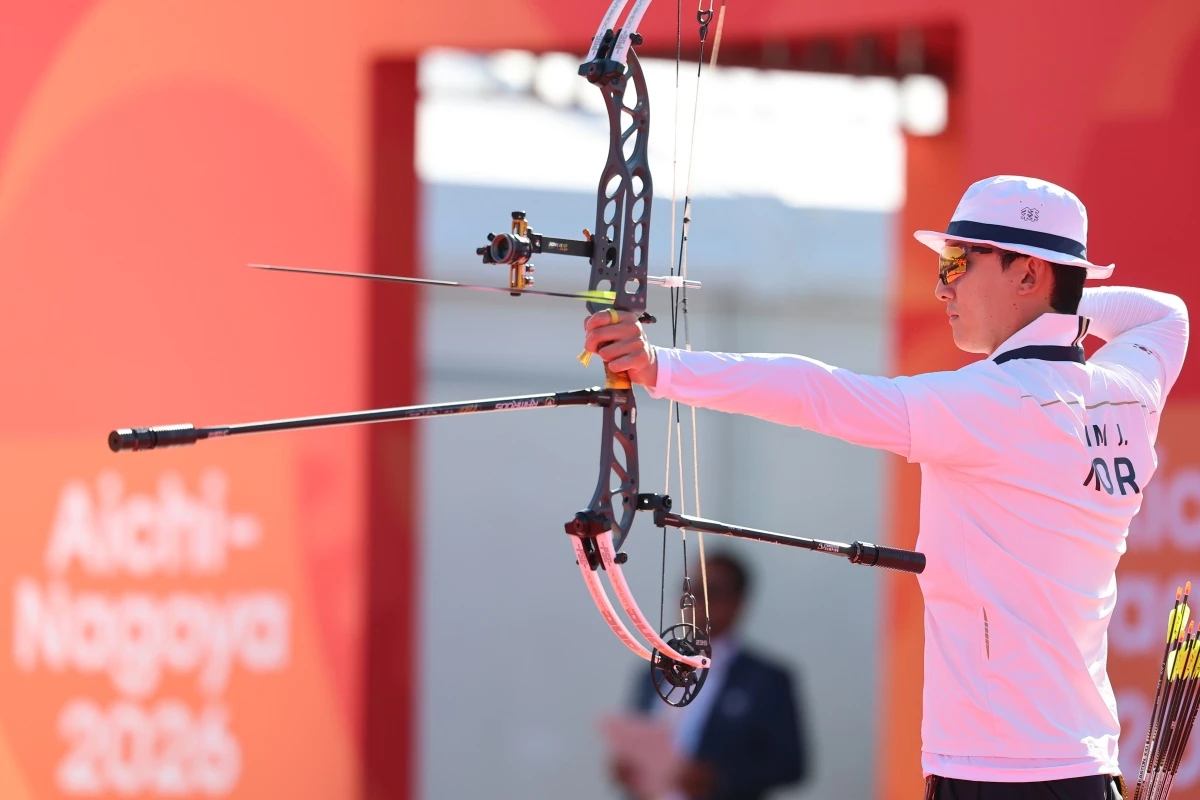 대한민국 김종호가 1일 일본 오카자키 중앙종합공원 다목적광장에서 열린 2026 아이치·나고야 아시안게임 양궁 컴파운드 남자 개인전 결승전에서 대만 창정웨이를 상대하고 있다 / 뉴스1