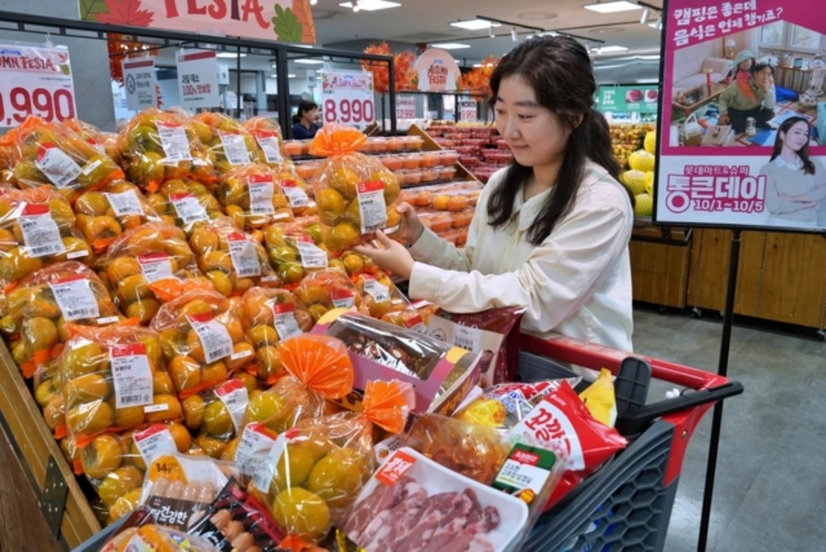 롯데마트는 1일부터 5일까지 닷새간 10월 통큰데이를 진행한다고 밝혔다. 연휴 기간 장보기 수요를 겨냥해 야외활동용 먹거리와 집에서 간편하게 즐길 수 있는 식품, 생활용품 등을 폭넓게 할인한다. / 롯데마트 제공