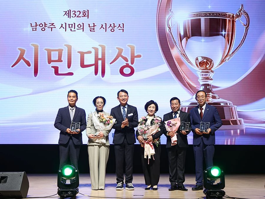 최현덕 시장이 제32회 남양주시민대상 수상자들과 기념촬영을 하고 있다.(좌측부터) 윤종윤 씨, 최민경 씨, 최현덕 시장, 김묘실 씨, 권순욱 씨, 임정택 씨