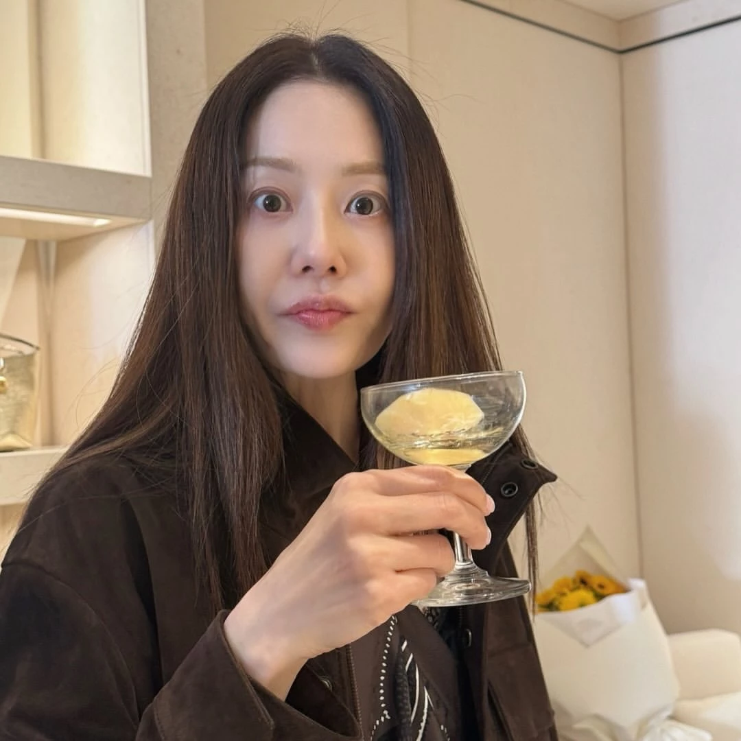 고현정이 가을 옷차림과 함께 디저트를 먹고 있는 모습을 공개했다. / 고현정 인스타그램