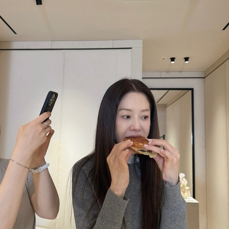 고현정이 가을 옷차림과 함께 디저트를 먹고 있는 모습을 공개했다. / 고현정 인스타그램