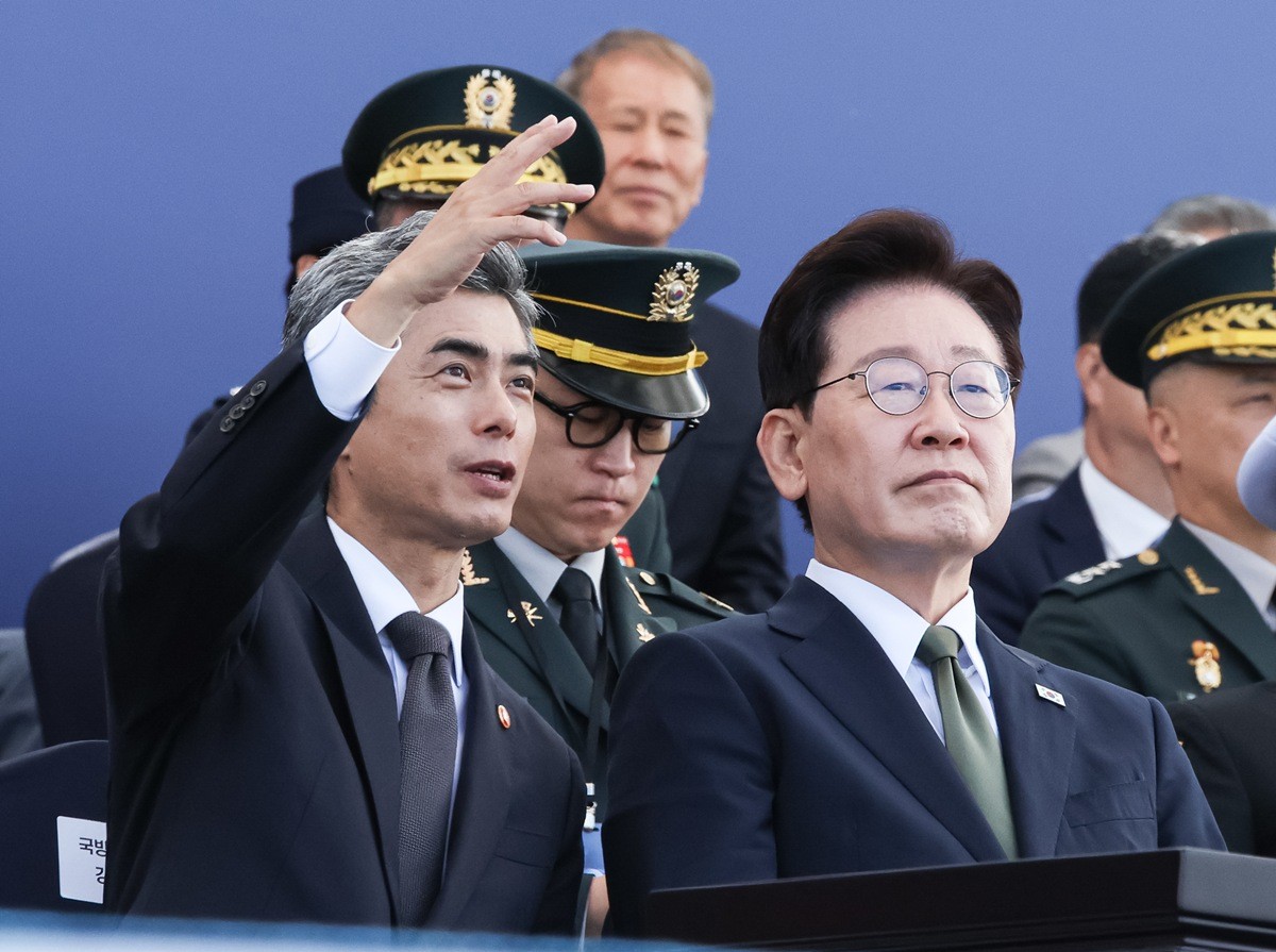 이재명 대통령과 강신철 국방부 장관이 1일 충남 계룡대 활주로에서 열린 제78회 국군의 날 기념식에서 대화를 하고 있다. / 뉴스1