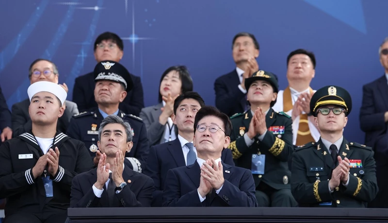 국군의 날 행사에 참석한 이재명 대통령과 일행 / 뉴스1