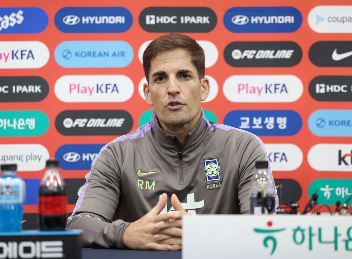 축구 국가대표팀과 베네수엘라의 평가전을 하루 앞둔 1일 울산종합운동장에서 대표팀 로베르트 모레노 감독이 오현규와 함께 기자회견에 나서 취재진 질문에 답하고 있다. / 연합뉴스