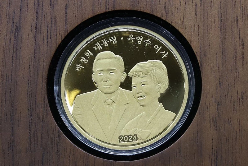 박정희 대통령 내외 첫 공식 기념메달 출시 / 뉴스1
