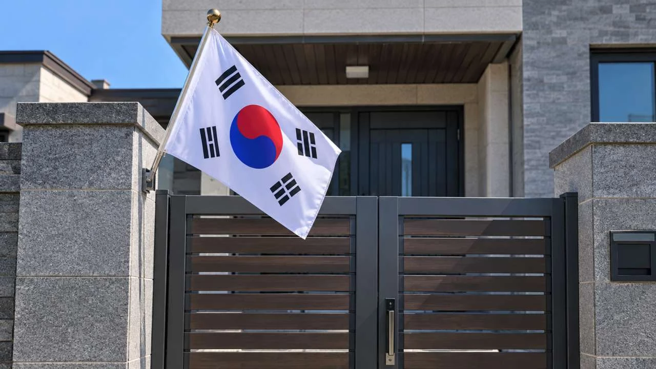현관문 왼쪽에 태극기를 게양한 모습. / AI 생성 이미지