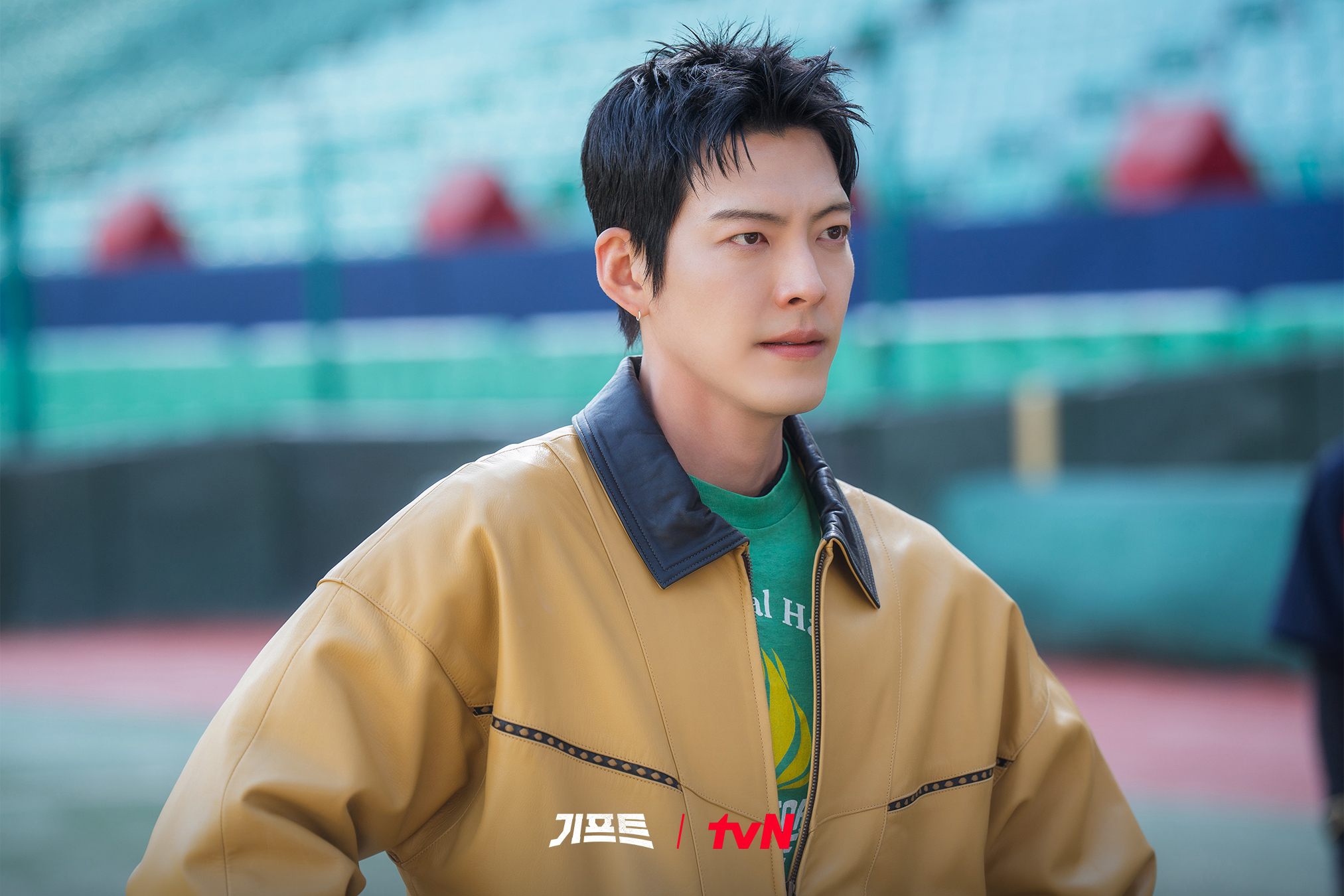 ‘기프트’ 김우빈, 선글라스 쓰고 배트 들었다…전국 꼴찌 야구부 감독 첫 포스 공개
