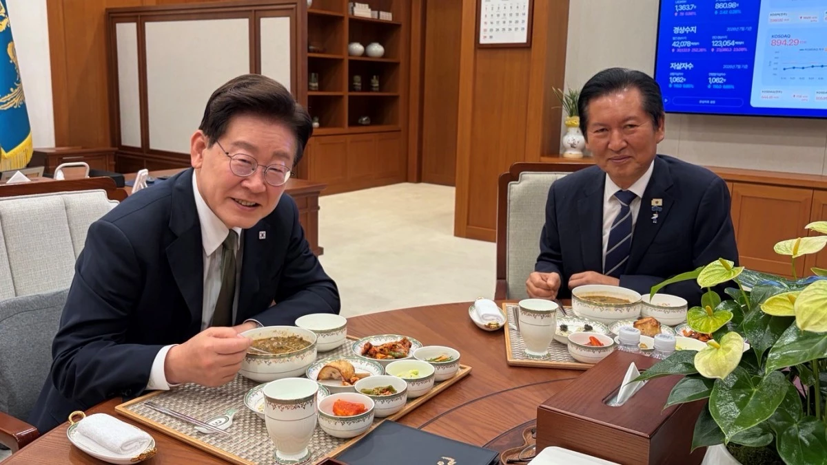 이재명 대통령이 지난 1일 청와대에서 정청래 전 더불어민주당 대표와 만찬 회동을 하고 있다. / 청와대 제공