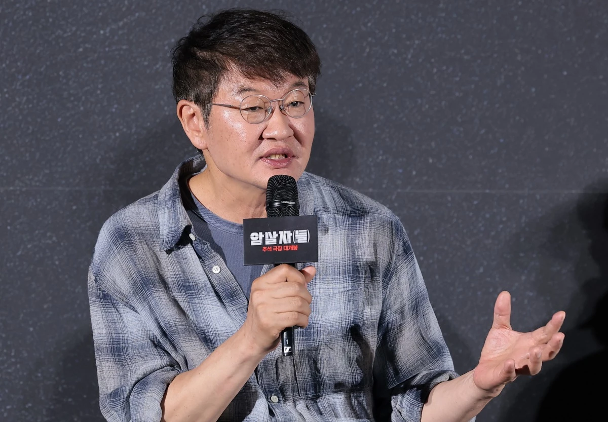 허진호 감독이 지난 8월 서울 용산구 CGV 용산아이파크몰에서 열린 영화 '암살자(들)' 제작보고회에 참석해 인사말을 하고 있다. / 뉴스1