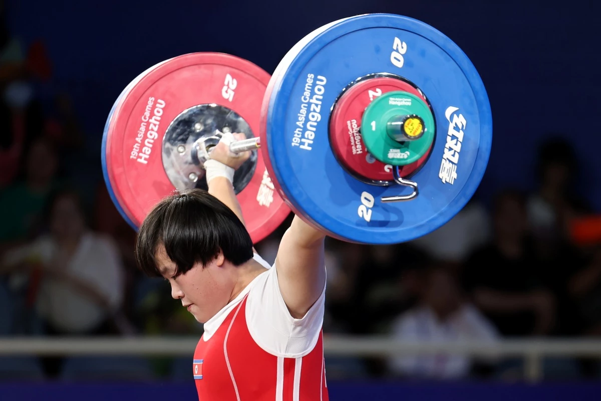 2023년 중국 항저우 샤오산 스포츠센터에서 열린 2022 항저우 아시안게임 여자 역도 76kg급 그룹 A 결선 2차 시기에서 북한 송국향이 바벨을 들어올리고 있다. / 뉴스1