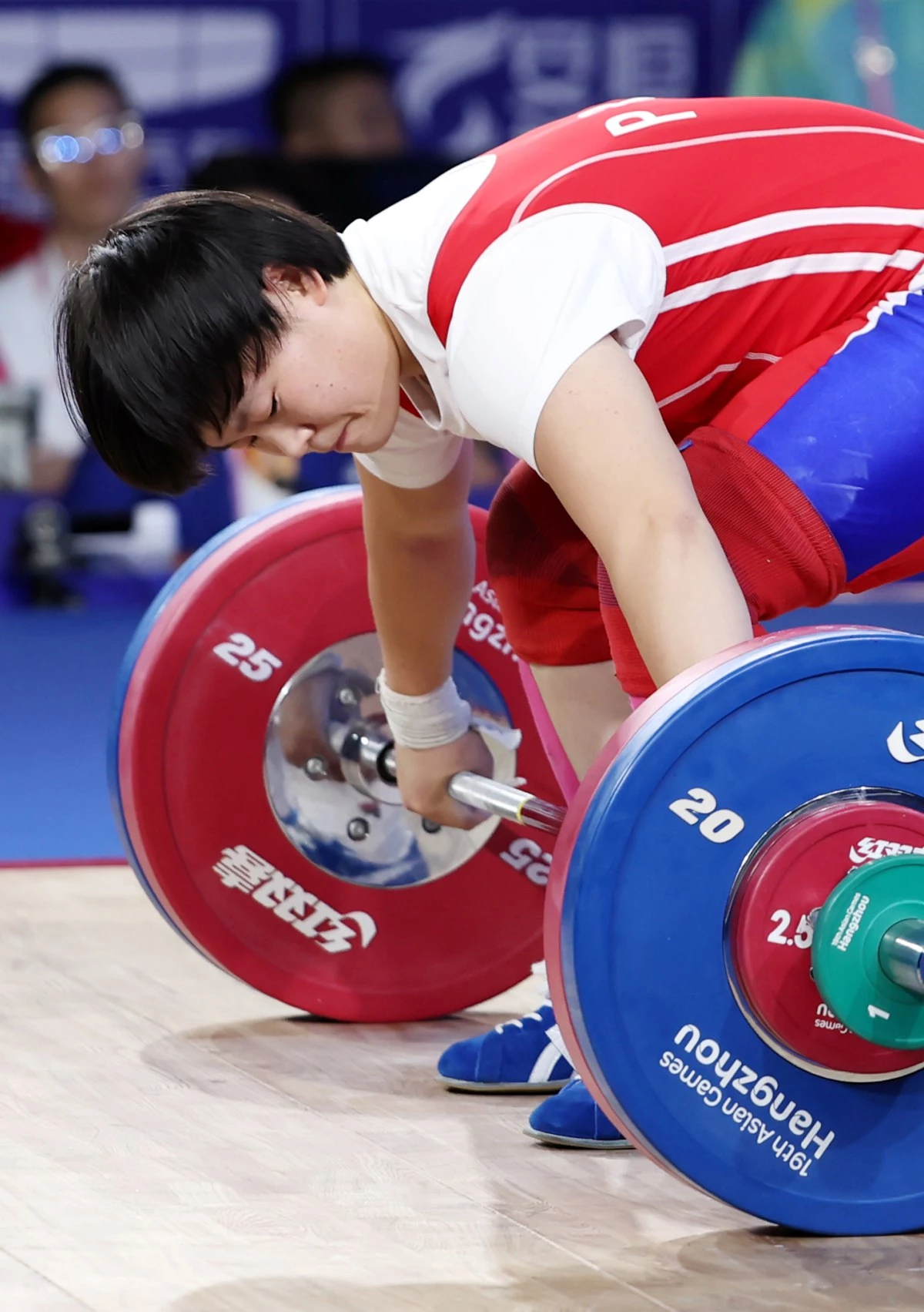 2023년 중국 항저우 샤오산 스포츠센터에서 열린 2022 항저우 아시안게임 여자 역도 76kg급 그룹 A 결선 2차 시기에서 북한 송국향이 바벨을 들어올릴 준비를 하고 있다. / 뉴스1