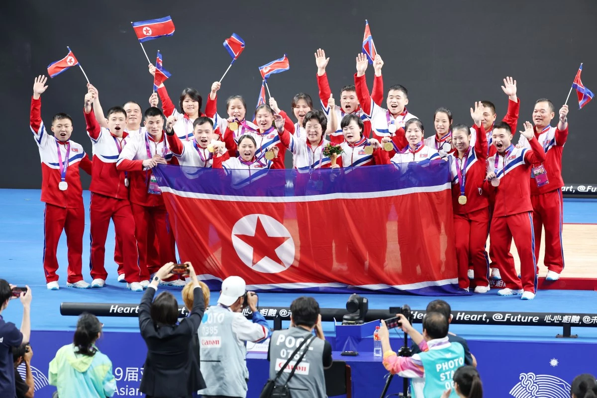 2023년 중국 항저우 샤오산 스포츠센터에서 열린 2022 항저우 아시안게임 여자 역도 76kg급 그룹 A 결선에서 북한의 송국향과 정춘희가 각각 금메달과 은메달을 목에 건 뒤 북한의 메달리스트들이 모두 모여 기념촬영을 하고 있다. / 뉴스1