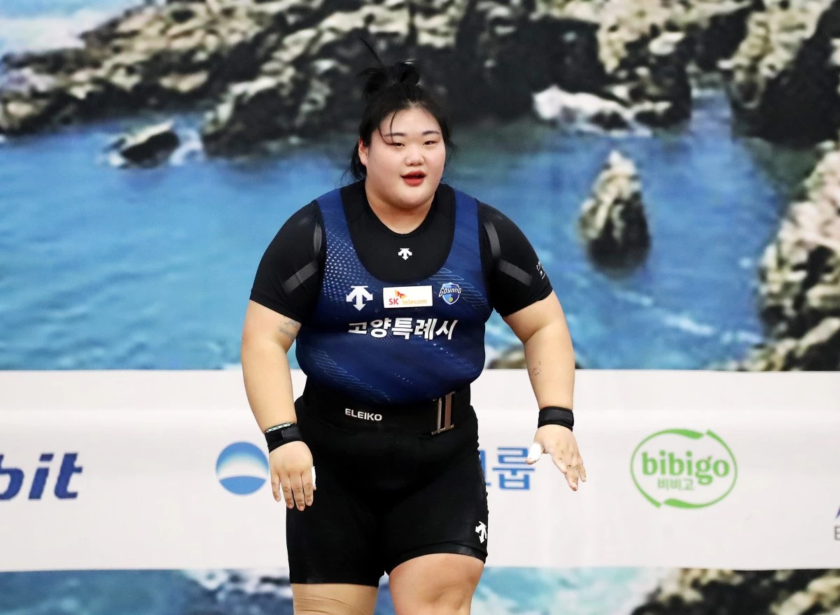박혜정(고양시청)이 지난해 부산 남구국민체육센터2관에서 열린 제106회 전국체육대회 역도 여자 일반부 87㎏ 이상급 경기에서 용상 155㎏ 3차시기를 성공한 후 미소를 짓고 있다. / 뉴스1