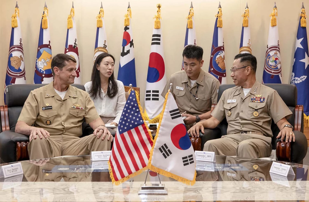 해군교육사령부 강정호(중장) 사령관이 지난달 9일 오전 부대를 방문한 그레고리 허프만(소장) 미해군교육사령관과 환담하고 있다. 사진 뒷줄 오른쪽이 통역 중인 이지호 소위다. / 사진=해군
