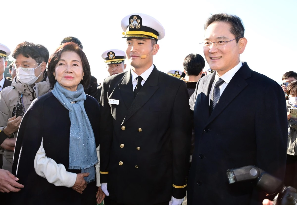 이재용 삼성전자 회장과 홍라희 전 삼성미술관 리움 관장이 2025년 11월 28일 오후 경남 창원 해군사관학교 연병장에서 열린 제139기 해군·해병대 사관후보생 수료 및 임관식에 참석해 장남 이지호 신임 소위와 기념촬영을 하고 있다. / 뉴스1