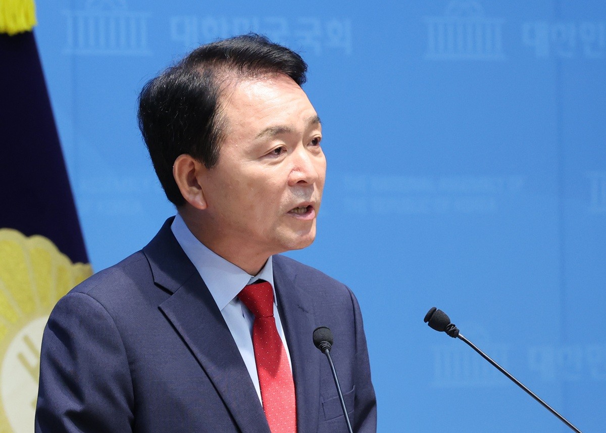 성일종 국민의힘 의원이 서울 여의도 국회 소통관에서 서부전선 비무장지대(DMZ) 지뢰 폭발 사고와 관련 기자회견을 하고 있다. 기사 이해를 돕기 위한 자료 사진. 이재명 대통령이 국군의 날 기념사에서 서부전선 비무장지대(DMZ) 지뢰 폭발 사고를 '불의의 사고'라고 발언했다. 이런 가운데 국회 국방위원회 소속 성일종 국민의힘 의원이 이 대통령을 향해 '대통령님! 불의의 사고가 아니라 북한의 공격입니다'라고 일침을 놓았다. / 뉴스1