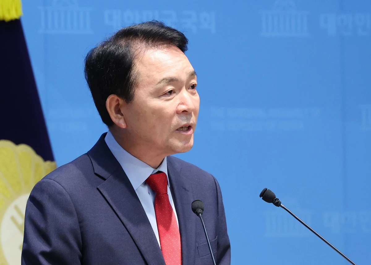 성일종 국민의힘 의원이 서울 여의도 국회 소통관에서 서부전선 비무장지대(DMZ) 지뢰 폭발 사고와 관련 기자회견을 하고 있다. 기사 이해를 돕기 위한 자료 사진. 이재명 대통령이 국군의 날 기념사에서 서부전선 비무장지대(DMZ) 지뢰 폭발 사고를 '불의의 사고'라고 발언했다. 이런 가운데 국회 국방위원회 소속 성일종 국민의힘 의원이 이 대통령을 향해 '대통령님! 불의의 사고가 아니라 북한의 공격입니다'라고 일침을 놓았다. / 뉴스1