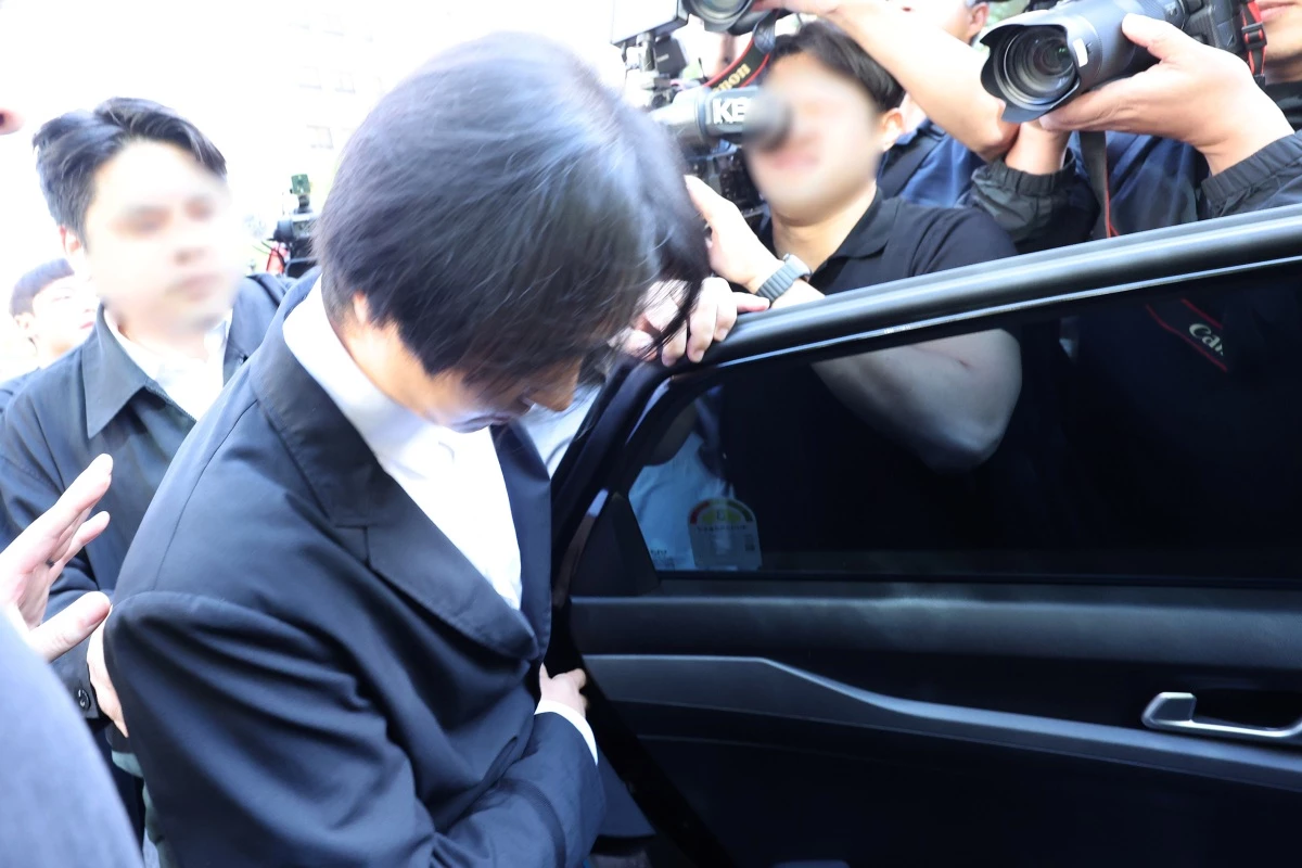 병역법 위반 혐의를 받는 가수 송민호가 1일 서울 서부지법에서 열린 선고 공판을 마치고 나서고 있다. 이날 송민호는 병역법 위반 혐의로 1심에서 징역 1년에 집행유예 2년을 선고 받았다. / 연합뉴스
