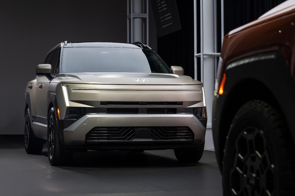 현대자동차는 미국 뉴욕에서 '디 올 뉴 투싼(The all-new TUCSON) 월드 프리미어'를 열고, 전 세계 미디어와 인플루언서들에게 신형 투싼을 공개했다고 2일 밝혔다. 투싼은 준중형 SUV 시장에서 글로벌 베스트셀러로 꼽히는 모델이다. 현대차는 이번 행사에서 투싼의 디자인·상품성을 소개하고 브랜드 비전과 미래 방향성도 제시했다. / 현대자동차 제공
