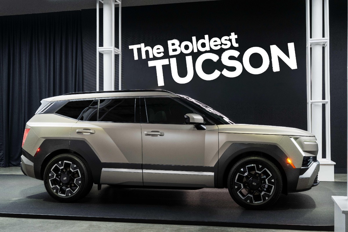 현대자동차는 미국 뉴욕에서 '디 올 뉴 투싼(The all-new TUCSON) 월드 프리미어'를 열고, 전 세계 미디어와 인플루언서들에게 신형 투싼을 공개했다고 2일 밝혔다. 투싼은 준중형 SUV 시장에서 글로벌 베스트셀러로 꼽히는 모델이다. 현대차는 이번 행사에서 투싼의 디자인·상품성을 소개하고 브랜드 비전과 미래 방향성도 제시했다. / 현대자동차 제공