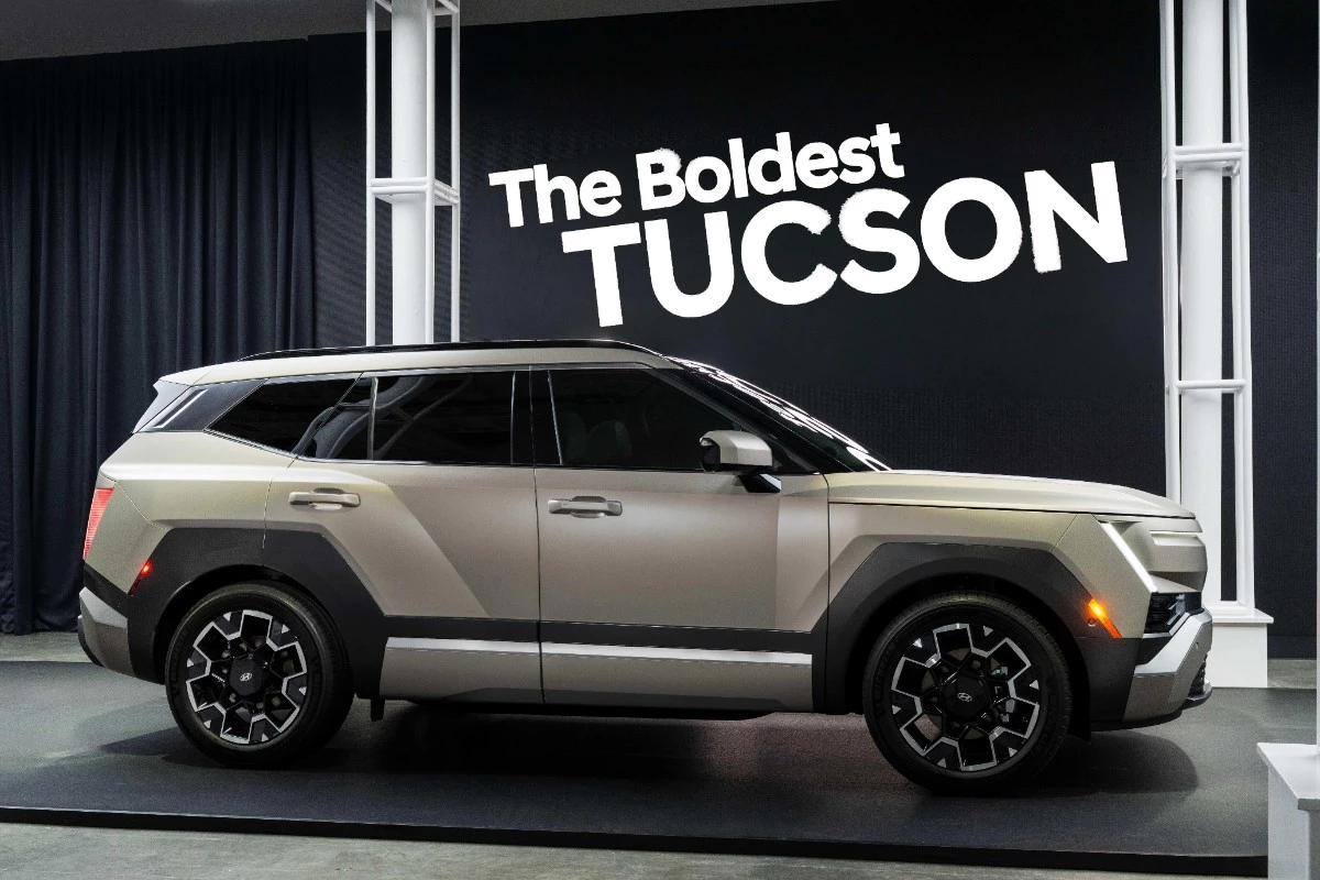 현대자동차는 미국 뉴욕에서 '디 올 뉴 투싼(The all-new TUCSON) 월드 프리미어'를 열고, 전 세계 미디어와 인플루언서들에게 신형 투싼을 공개했다고 2일 밝혔다. 투싼은 준중형 SUV 시장에서 글로벌 베스트셀러로 꼽히는 모델이다. 현대차는 이번 행사에서 투싼의 디자인·상품성을 소개하고 브랜드 비전과 미래 방향성도 제시했다. / 현대자동차 제공