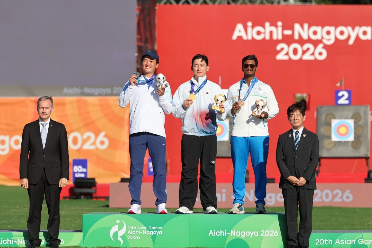 대한민국 김종호(가운데)가 지난 1일 일본 오카자키 중앙종합공원 다목적광장에서 열린 2026 아이치·나고야 아시안게임 양궁 컴파운드 남자 개인전 시상식에서 금메달을 목에 걸고 기뻐하고 있다. / 뉴스1