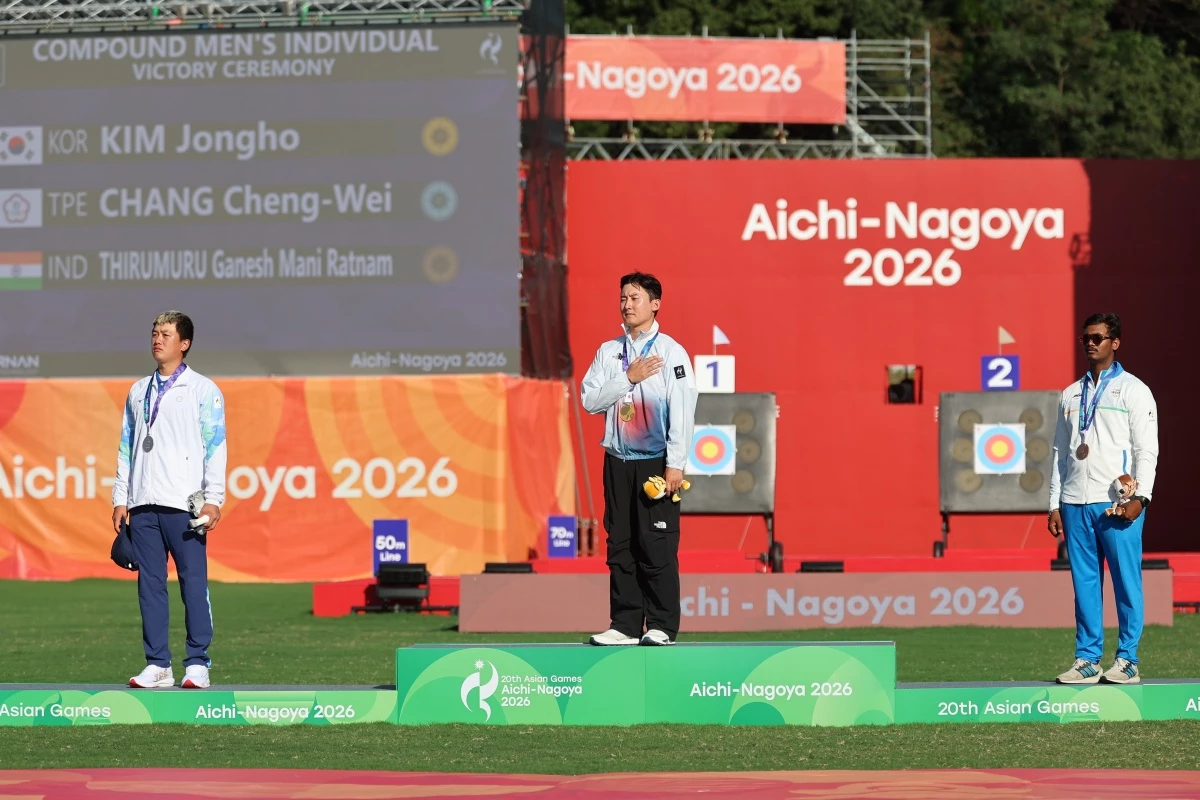 대한민국 김종호가 지난 1일 일본 오카자키 중앙종합공원 다목적광장에서 열린 2026 아이치·나고야 아시안게임 양궁 컴파운드 남자 개인전 시상식에서 국기에 대한 경례를 하고 있다. / 뉴스1