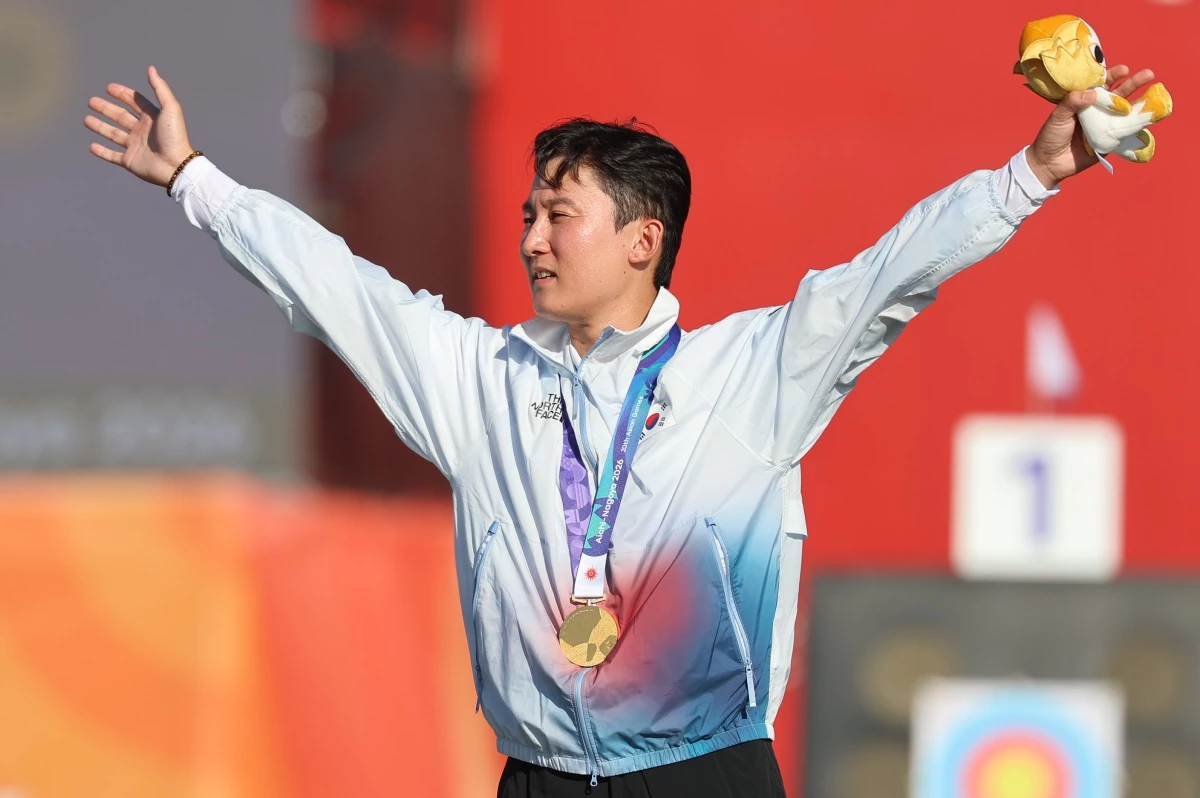 대한민국 김종호가 지난 1일 일본 오카자키 중앙종합공원 다목적광장에서 열린 2026 아이치·나고야 아시안게임 양궁 컴파운드 남자 개인전 시상식에서 환호하고 있다. / 뉴스1