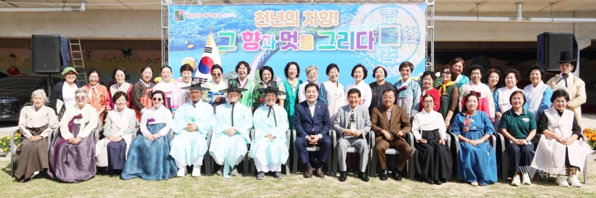 장흥군은 지난 9월 30일 아름다운 풍광을 자랑하는 탐진강변 일원에서 청태전의 오랜 전통을 보존하고 우수한 차 문화를 널리 알리기 위한 ‘농업유산 청태전 찻자리’ 행사를 성황리에 개최했다. / 장흥군