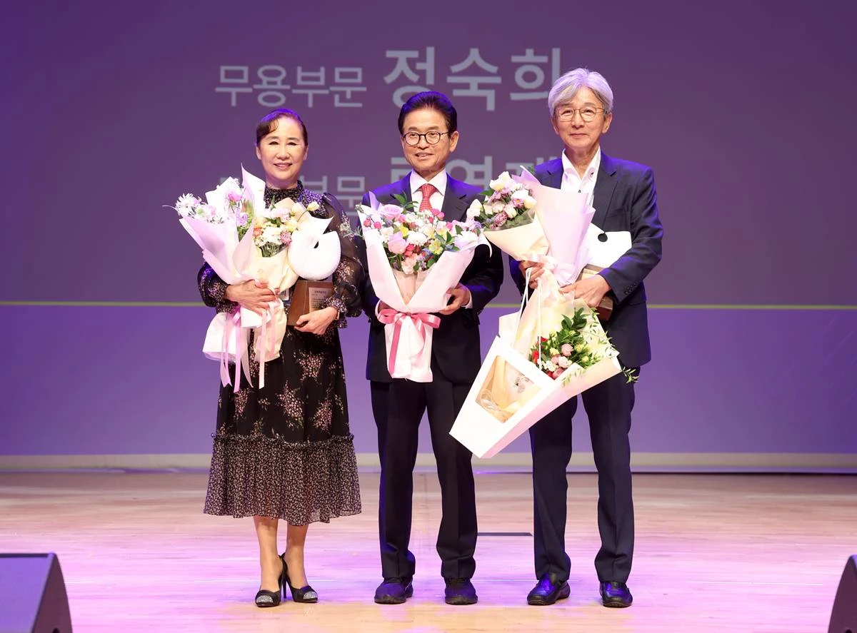 경북예술대상 시상식. (왼쪽부터) 정숙희(무용)씨, 이철우 경북도지사, 류영재(미술) 씨/이하 경북도