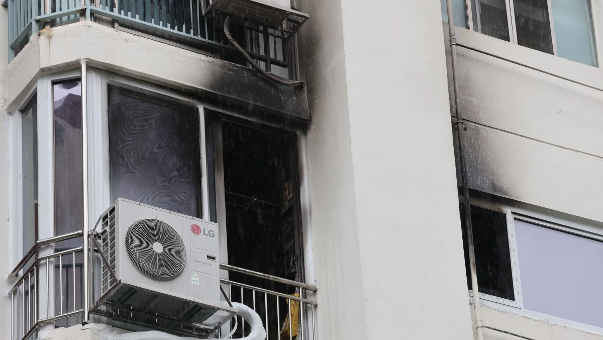 지난 7월 21일 서울 강남구 압구정동 한양하파트 5층의 한 세대에서 화재가 발생해 검게 그을려 있다. / 뉴스1