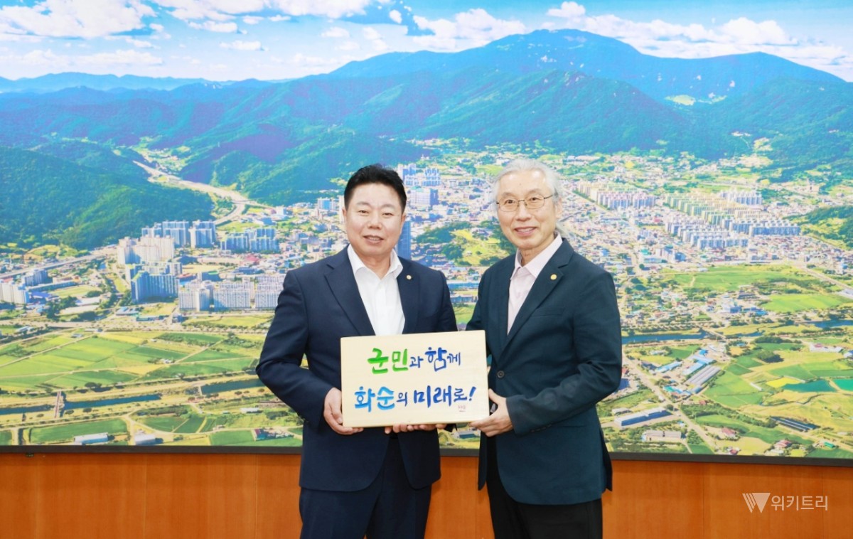 화순군청에 새겨진 명장의 손길...군정 슬로건 서각 기증