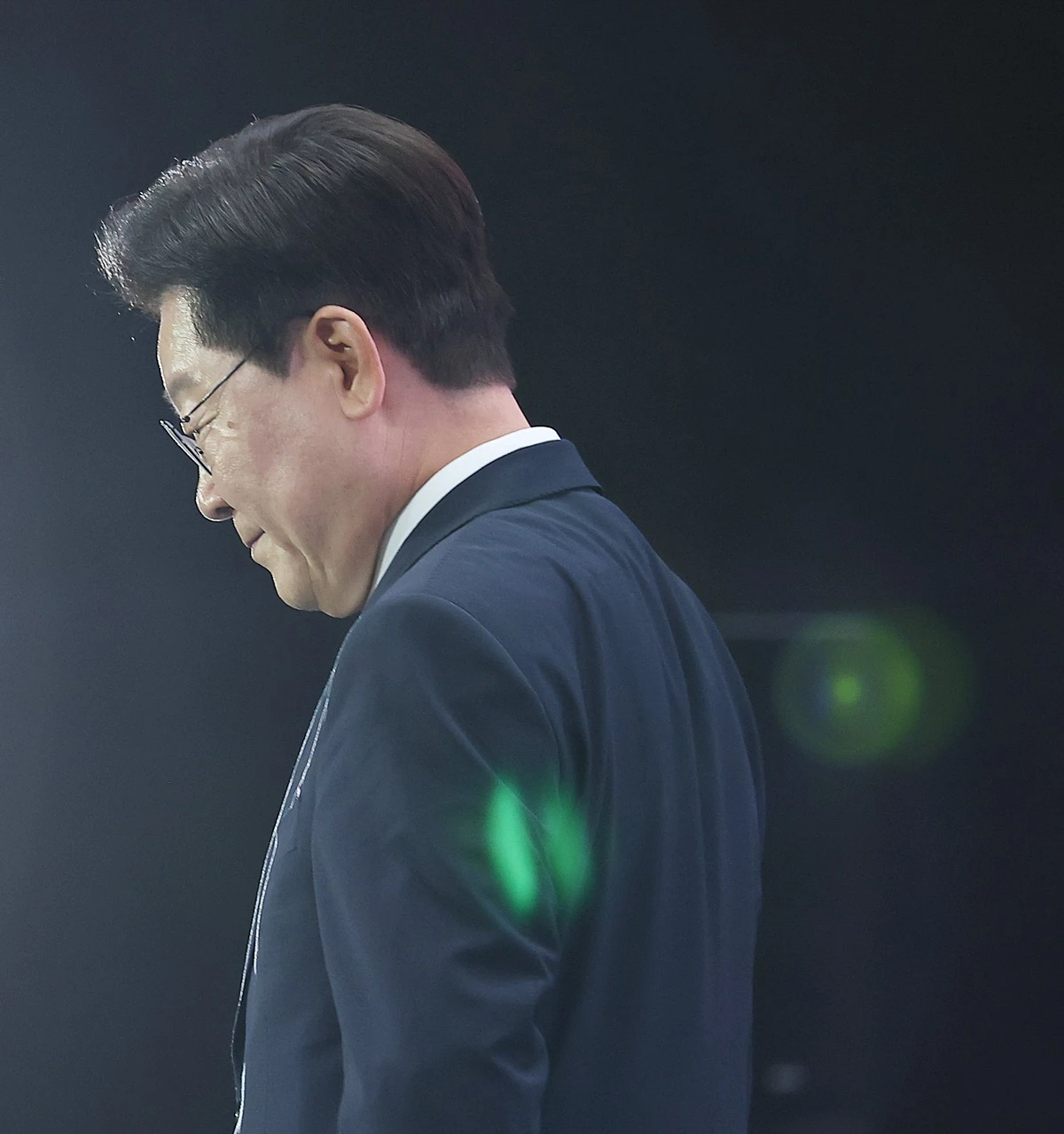 이재명 대통령 모습. 기사 이해를 돕기 위한 자료 사진. 이재명 대통령은 1일 제78주년 국군의 날 기념사에서 비무장지대(DMZ) 지뢰 폭발 사고 부상 장병의 가족을 위로했다. 이 대통령은 이번 지뢰 폭발 사고를 '불의의 사고'라고 부르며 '부상을 당한 우리 장병들을 생각하면 지금도 마음이 아프다'라고 말했다. 그러면서 '빠른 쾌유를 빌며, 가족들께도 깊은 위로의 말씀을 전한다'라고 덧붙였다. / 뉴스1