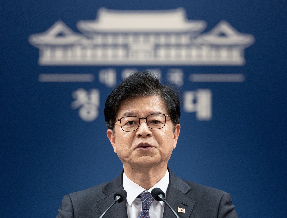 성기홍 홍보소통수석이 청와대 춘추관에서 브리핑을 하고 있다. 기사 이해를 돕기 위한 자료 사진. 성기홍 청와대 홍보소통수석은 지난 1일 이재명 대통령이 국군의 날 기념사에서 비무장지대(DMZ) 지뢰 폭발 사고를 '불의의 사고'라고 표현한 것을 두고 논란이 일자 '부상 장병을 위로하는 맥락'이라고 밝혔다. 성기홍 수석은 2일 SBS 라디오 '김태현의 정치쇼'에 출연해 '(이재명 대통령이) '불의의 사고'라는 표현을 한 맥락은 그 사고로 인해 크게 다친 부상 장병을 위로하고 가족들을 격려, 위로하는 맥락에서 나온 것'이라고 설명했다. / 뉴스1