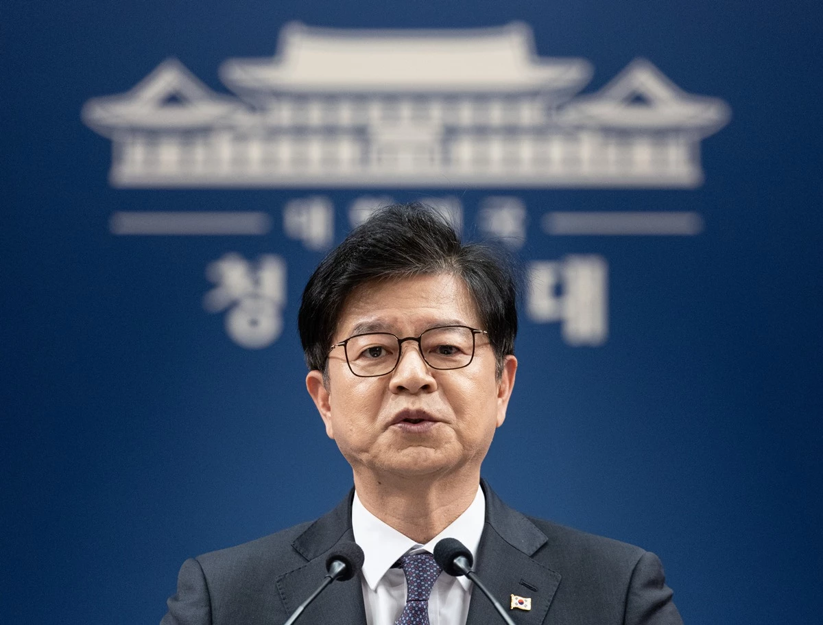 성기홍 홍보소통수석이 청와대 춘추관에서 브리핑을 하고 있다. 기사 이해를 돕기 위한 자료 사진. 성기홍 청와대 홍보소통수석은 지난 1일 이재명 대통령이 국군의 날 기념사에서 비무장지대(DMZ) 지뢰 폭발 사고를 '불의의 사고'라고 표현한 것을 두고 논란이 일자 '부상 장병을 위로하는 맥락'이라고 밝혔다. 성기홍 수석은 2일 SBS 라디오 '김태현의 정치쇼'에 출연해 '(이재명 대통령이) '불의의 사고'라는 표현을 한 맥락은 그 사고로 인해 크게 다친 부상 장병을 위로하고 가족들을 격려, 위로하는 맥락에서 나온 것'이라고 설명했다. / 뉴스1