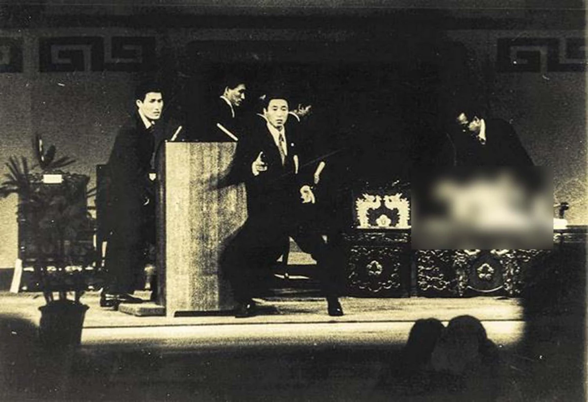 1974년 8월 15일 제29회 광복절 기념식에서 육영수 여사(모자이크 처리한 인물)가 문세광의 총에 맞고 쓰러지고 있다. / 연합뉴스 자료사진