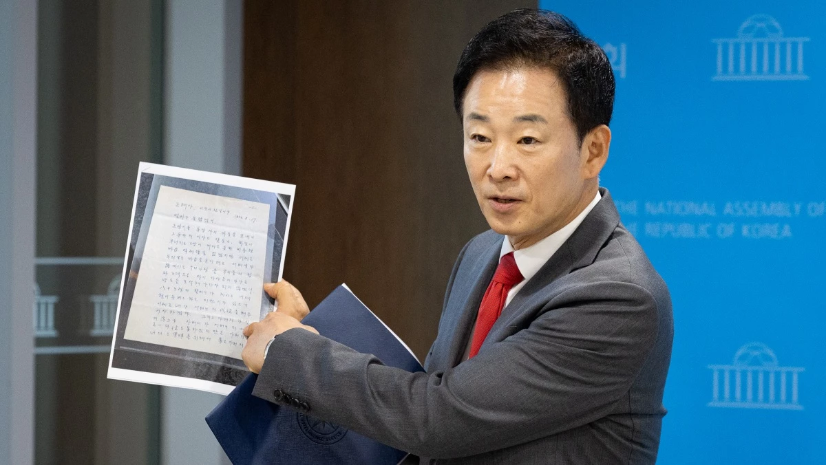 유영하 국민의힘 의원이 2일 서울 여의도 국회 소통관에서 영화 '암살자(들)' 관련 기자회견을 마친 후 박정희 전 대통령이 육영수 여사 서거 이틀 후 박근혜 전 대통령에게 쓴 편지를 공개하고 있다. / 뉴스1