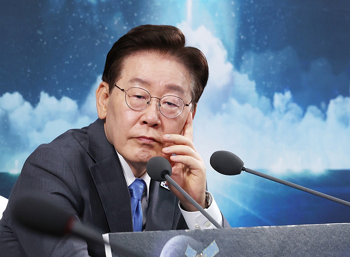 생각에 잠겨 있는 이재명 대통령 모습. 기사 이해를 돕기 위한 자료 사진. 이재명 대통령은 대미 투자 협상을 주도한 김정관 산업통상부 장관을 향해 '정말 잘 하셨다'라고 격려했다. 이 대통령은 2일 엑스에 올린 글에서 김정관 장관이 '대미 투자 협상 1년의 회고'라는 제목으로 작성한 게시물을 공유하며 이렇게 밝혔다. 이 대통령은 그러면서 '국익을 위해 그야말로 분골쇄신, 죽을힘을 다하는 유능하고 충직한 국민의 공복에게 격려를 부탁드린다'며 '더 열심히 하실 것'이라고 말했다. / 뉴스1