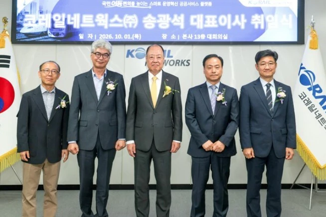 송광석 대표이사(왼쪽 3번째)가 임원들과 기념촬영을 하고 있다.왼쪽부터 이우현 승무사업본부장, 정종삼 신사업개발본부장, 송광석 대표이사,임종업 역무사업본부장, 김종인 경영관리본부장 / 코레일네트웍스 제공