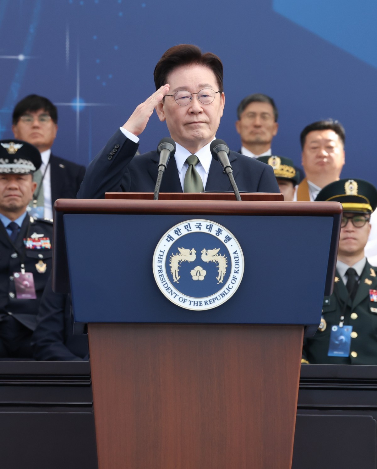 이재명 대통령이 지난 1일 충남 계룡대 활주로에서 열린 제78회 국군의 날 기념식에서 기념사를 마친 후 거수경례를 하고 있다. / 청와대통신사진기자단-뉴스1