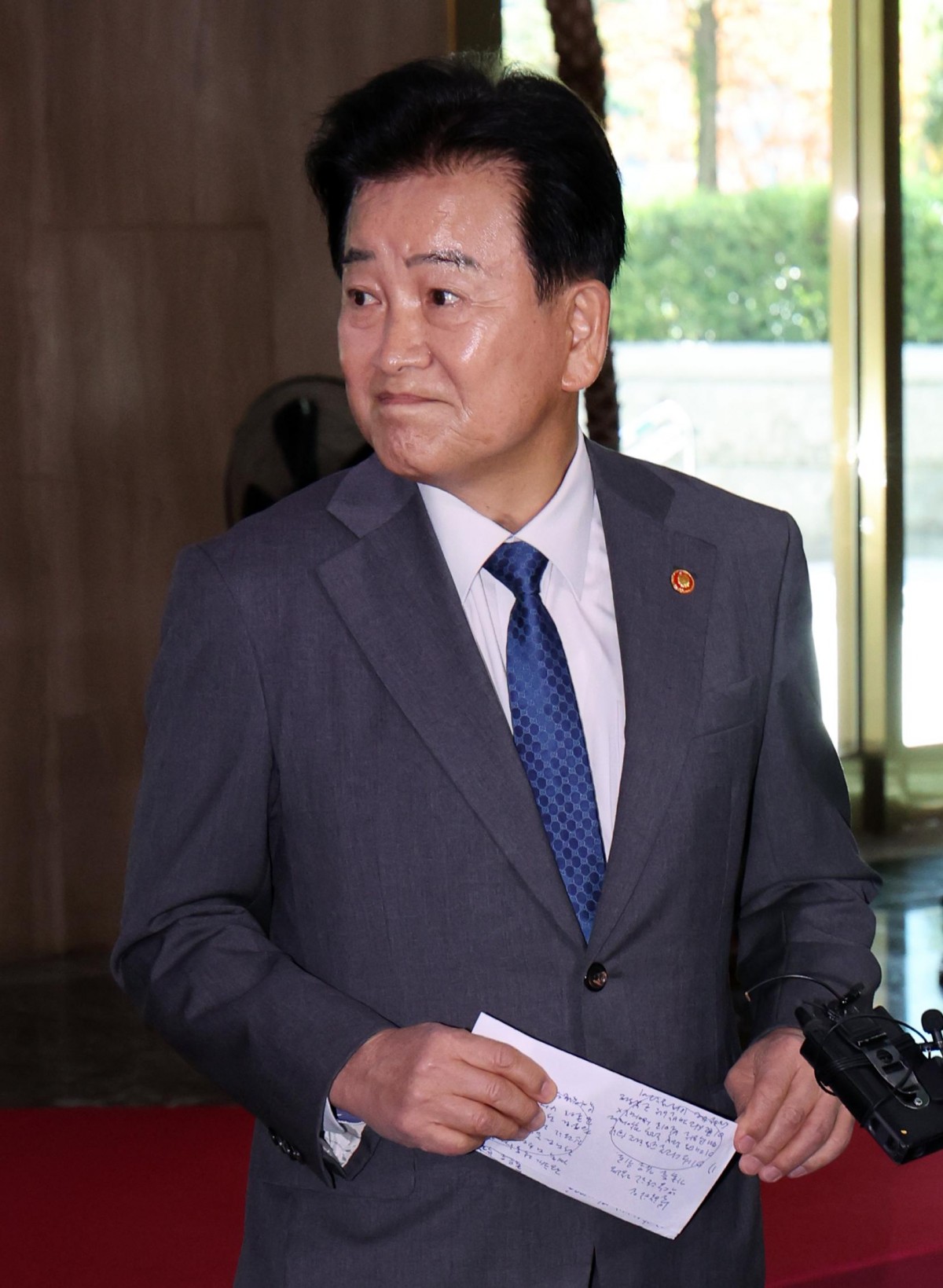 정동영 통일부 장관이 2일 서울 종로구 정부서울청사에 출근하며 발언하고 있다. 정동영 장관은 '비무장 지대 지뢰폭발 사고로 국군장병들이 피해를 입은 것에 대해 북한이 사과해야 한다는 입장이며, 대북 확성기 방송 재개는 안된다'고 말했다. / 뉴스1