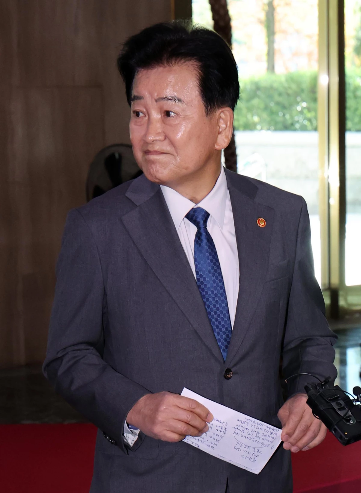 정동영 통일부 장관이 2일 서울 종로구 정부서울청사에 출근하며 발언하고 있다. 정동영 장관은 '비무장 지대 지뢰폭발 사고로 국군장병들이 피해를 입은 것에 대해 북한이 사과해야 한다는 입장이며, 대북 확성기 방송 재개는 안된다'고 말했다.  / 뉴스1