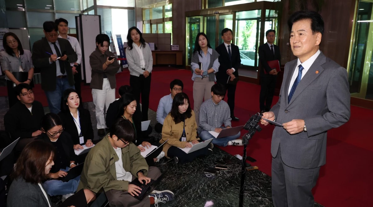 정동영 통일부 장관이 2일 서울 종로구 정부서울청사에 출근하며 발언하고 있다. 정동영 장관은 '비무장 지대 지뢰폭발 사고로 국군장병들이 피해를 입은 것에 대해 북한이 사과해야 한다는 입장이며, 대북 확성기 방송 재개는 안된다'고 말했다. / 뉴스1