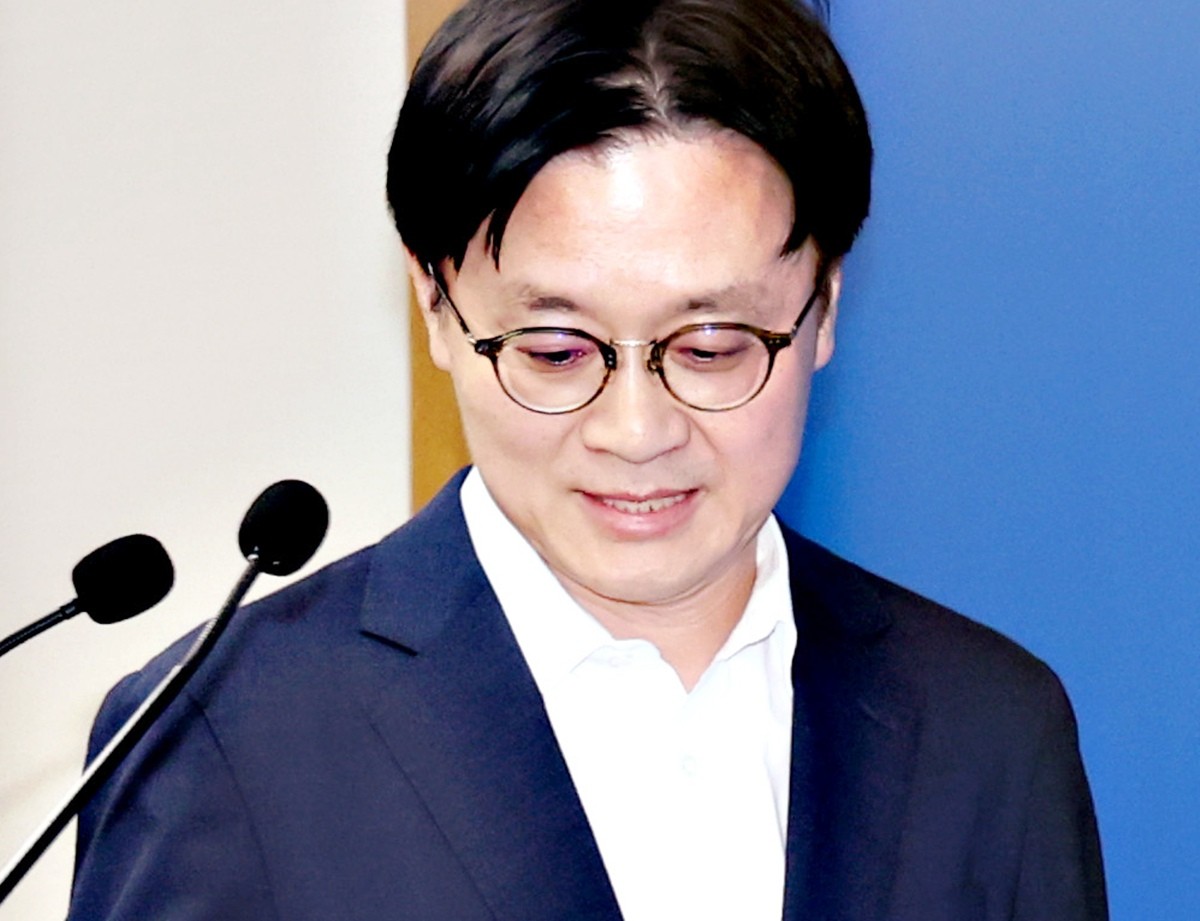 김정관 산업통상부 장관이 1일 오후 세종시 정부세종청사에서 트럼프 대통령의 대미투자 일방 발표에 대한 정부의 입장을 밝히기 위해 브리핑실에 입장하고 있다. 기사 이해를 돕기 위한 자료 사진. 김 장관은 2일 엑스에 올린 글에서 '이번 합의는 끝이 아니라 시작'이라며 '지난 1년간 ‘국익’과 함께 마음에 품었던 또 하나의 단어는 ‘역사’였다. 이번 결정은 앞으로 10년, 20년, 그 이상 우리 기업과 산업에 영향을 미칠 것이다. 그 무게를 잊지 않겠다'라고 밝혔다. / 뉴스1