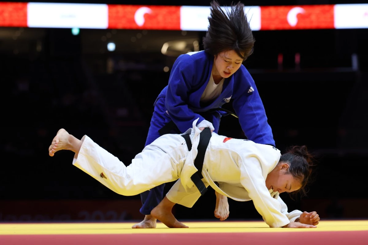 대한민국 허미미가 지난 1일 일본 아이치 인터내셔널 아레나에서 열린 2026 아이치·나고야 아시안게임 유도 여자 57kg급 결승에서 몽골 대표 테르비시 아리운자야와 맞대결을 펼치고 있다.