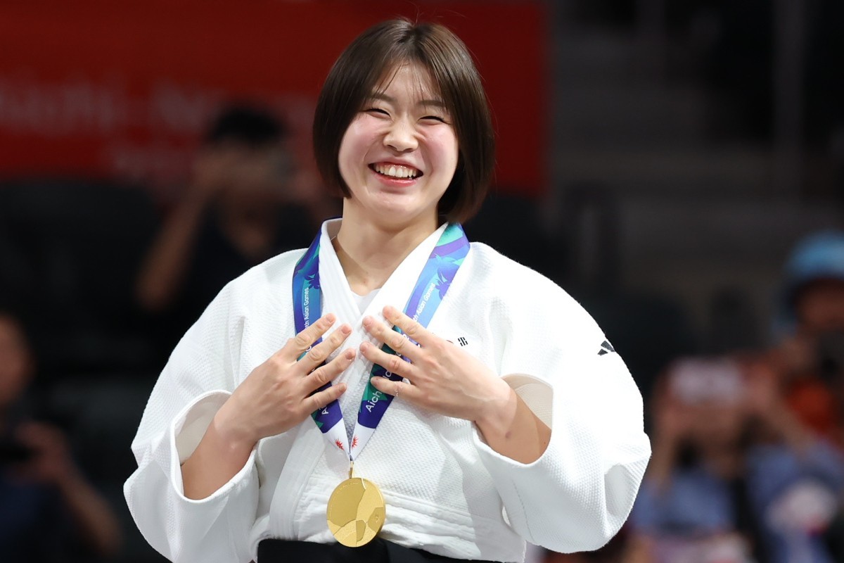 금메달을 목에 걸고 환하게 웃는 허미미 / 뉴스1