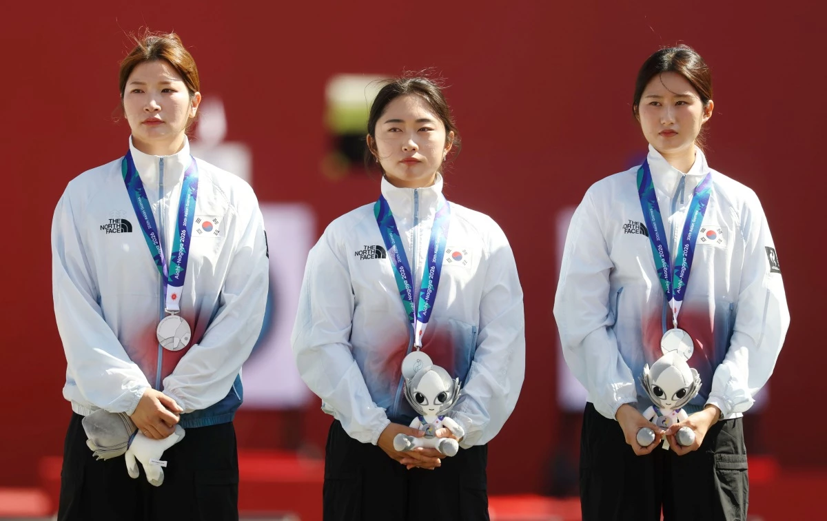 대한민국 강채영, 이윤지, 오예진이 2일 일본 오카자키 중앙종합공원 다목적광장에서 열린 2026 아이치·나고야 아시안게임 양궁 리커브 여자 단체전 시상식에서 은메달을 목에 걸고 있다. / 뉴스1